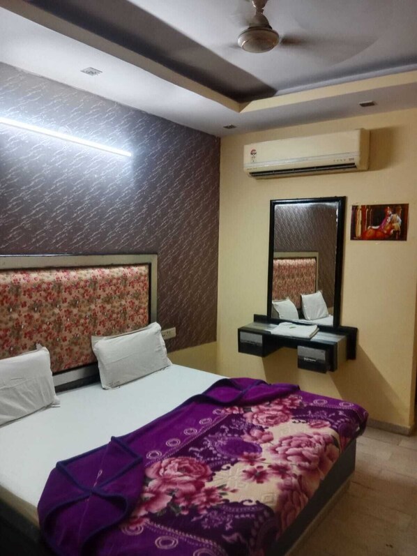 Deluxe Room | Rollaway beds, free WiFi, bed sheets