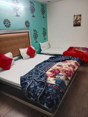 Triple Room | Rollaway beds, free WiFi, bed sheets - Hotel 3BS House (New Delhi)