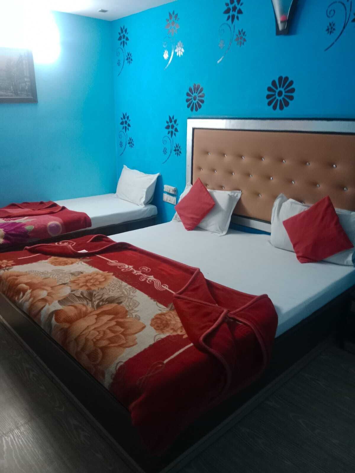 Dreibettzimmer | Zustellbetten, kostenloses WLAN, Bettwäsche