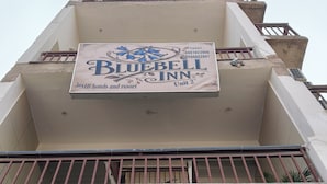 Ein Schild des Bluebell Inn, das angibt, dass es zum MB Hotels and Resorts gehört.