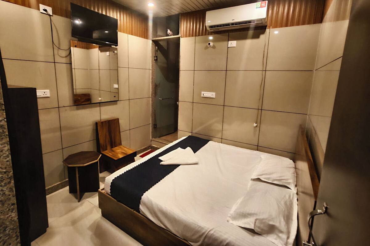 Deluxe Double Room | Desk, laptop workspace, free WiFi