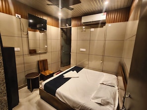 Deluxe Double Room | Desk, laptop workspace, free WiFi - HOTEL BLUEBELL INN (Lucknow)