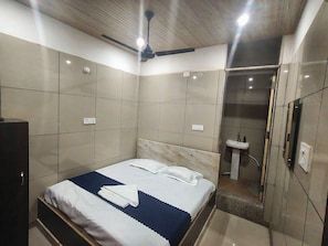 Deluxe Double Room | Desk, laptop workspace, free WiFi - HOTEL BLUEBELL INN (Lucknow)