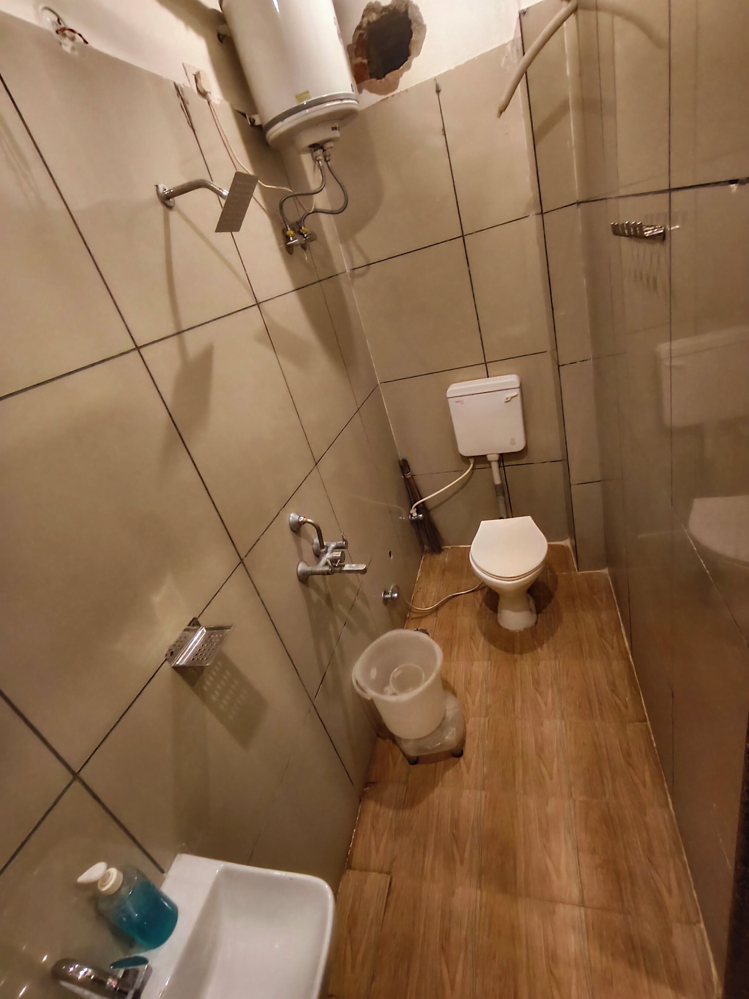 Deluxe Double Room | Bathroom | Shower, free toiletries, towels, soap