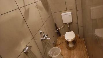 Deluxe Double Room | Bathroom | Shower, free toiletries, towels, soap