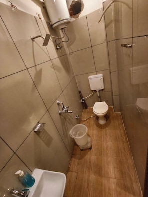 Deluxe Double Room | Bathroom | Shower, free toiletries, towels, soap - HOTEL BLUEBELL INN (Lucknow)