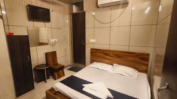 Deluxe Double Room | Desk, laptop workspace, free WiFi