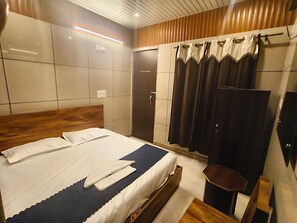 Deluxe Double Room | Desk, laptop workspace, free WiFi - HOTEL BLUEBELL INN (Lucknow)