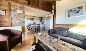 Living area - Apartment in Bellecombe Near Ski Slopes (Notre-Dame-de-Bellecombe)