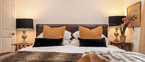 3 bedrooms, iron/ironing board, internet, bed sheets