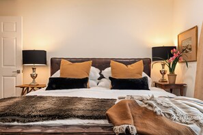 3 habitaciones, tabla de planchar con plancha, internet y ropa de cama