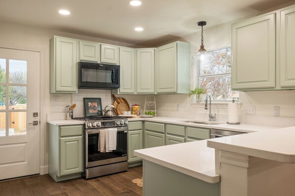 Fridge, microwave, stovetop, dishwasher