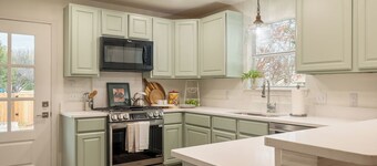 Walk to Historic Georgetown Square: Texas Getaway!