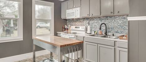 Kühlschrank, Mikrowelle, Herdplatte, Wasserkocher mit Kaffee-/Teezubehör