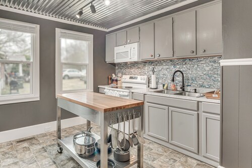 Couple's Retreat 2 Mi to Uptown Greenwood!