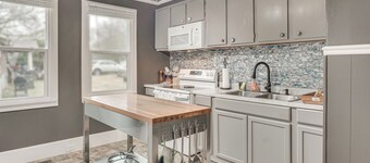 Couple's Retreat 2 Mi to Uptown Greenwood!