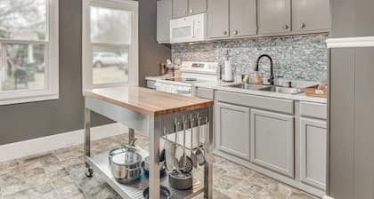 Couple's Retreat 2 Mi to Uptown Greenwood!