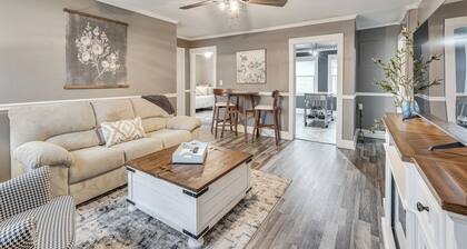 Couple's Retreat 2 Mi to Uptown Greenwood!