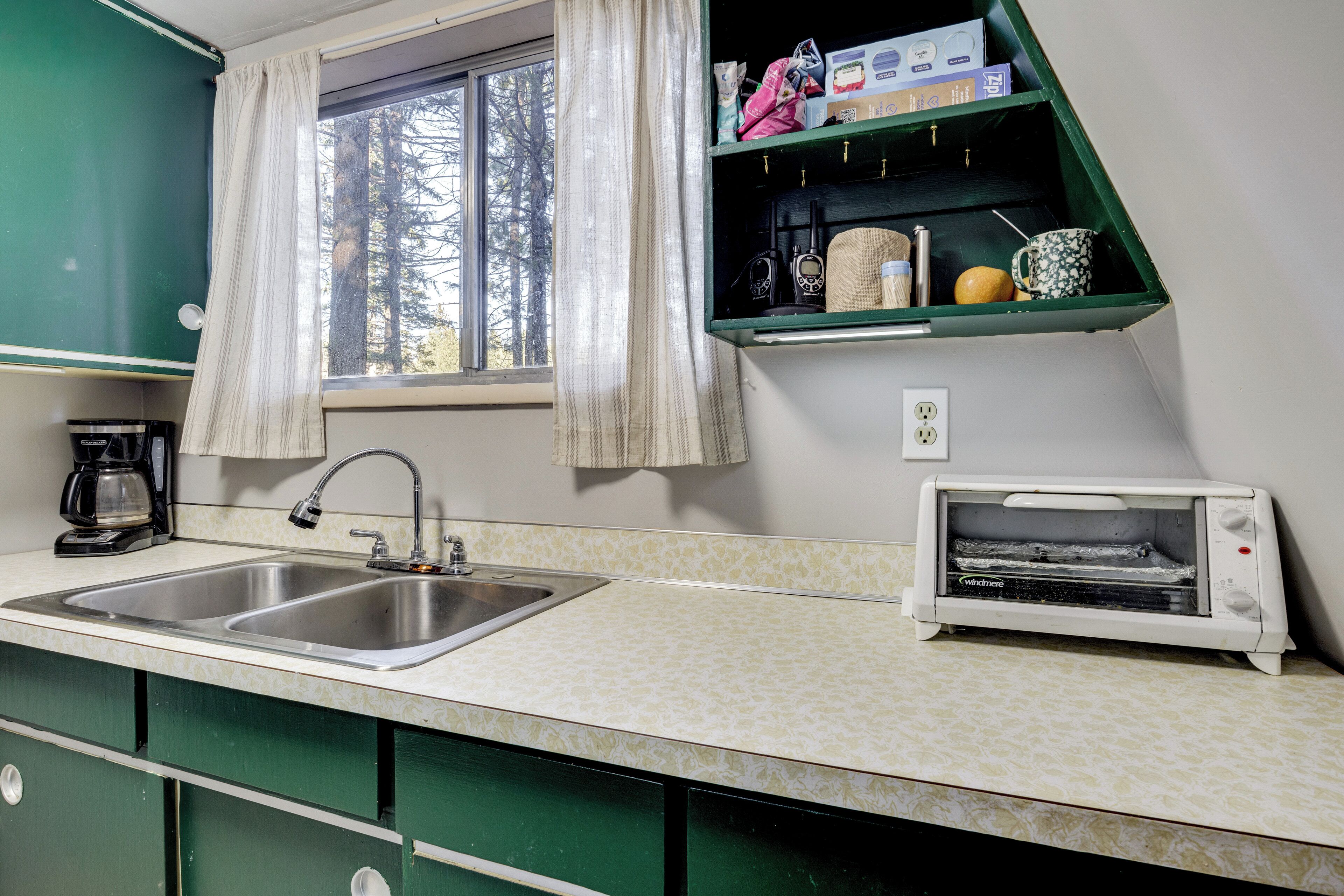 Coffee/tea maker, cookware/dishes/utensils