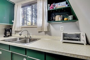 Coffee/tea maker, cookware/dishes/utensils