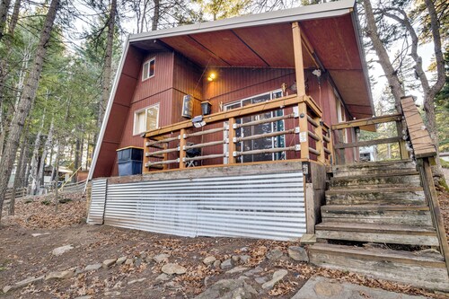 Fire Pit & Water Views! Woodsy Tygh Valley Retreat