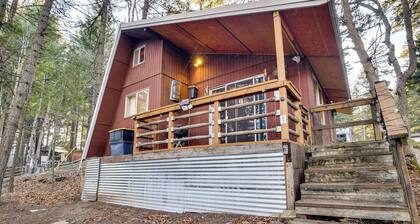 Fire Pit & Water Views! Woodsy Tygh Valley Retreat