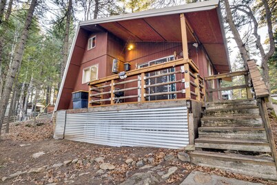 Fire Pit & Water Views! Woodsy Tygh Valley Retreat
