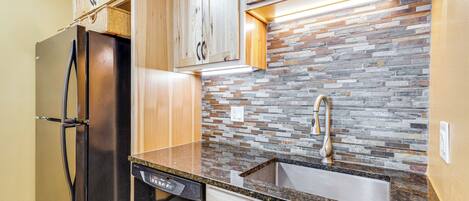 Fridge, microwave, stovetop, dishwasher