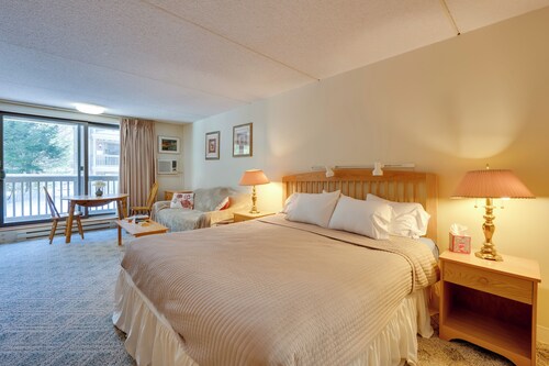 Close to Smuggs Lifts! Cozy Mountain-View Condo