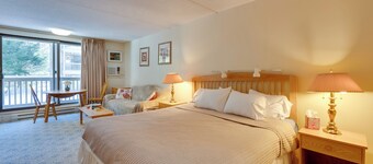 Close to Smuggs Lifts! Cozy Mountain-View Condo