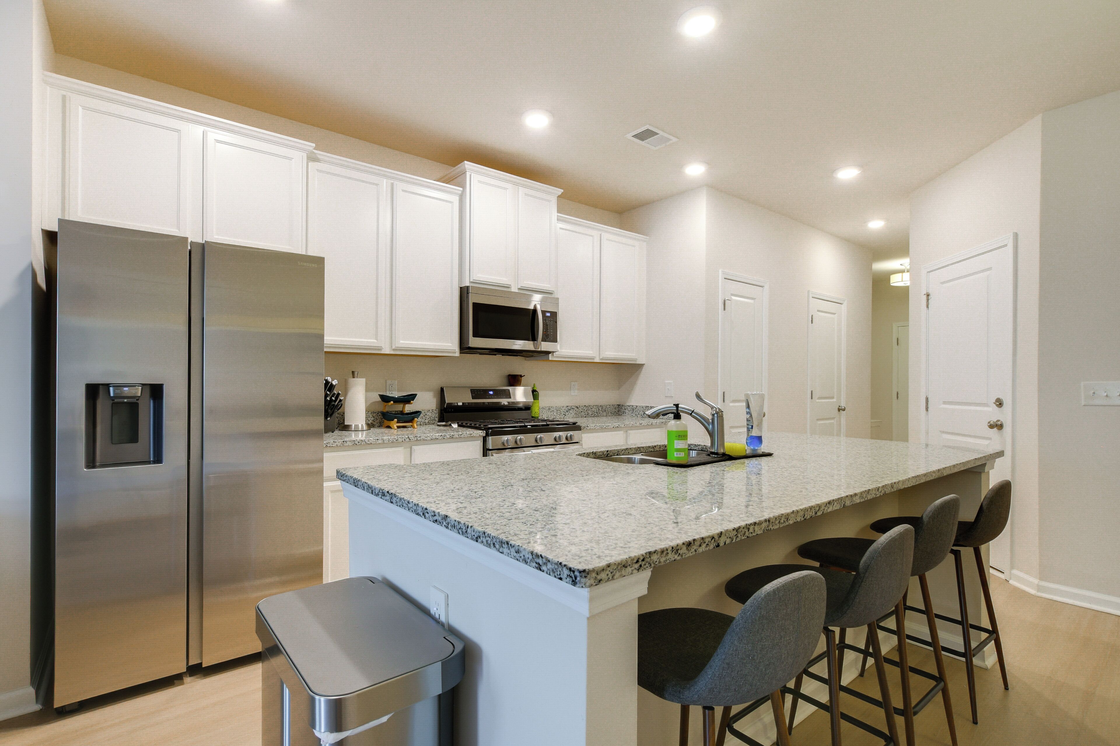 Fridge, microwave, stovetop, dishwasher