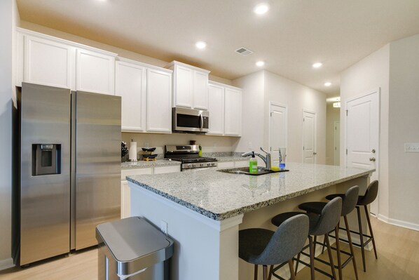 Jääkaappi, mikroaaltouuni, liesi, astianpesukone