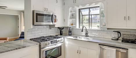 Fridge, microwave, stovetop, dishwasher