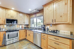 Fridge, microwave, stovetop, dishwasher - Private Outdoor Oasis! Chandler Home, 5 Mi to Dtwn (Chandler)