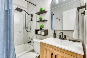 Secador de pelo, toallas