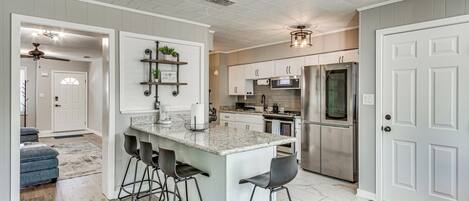 Kühlschrank, Mikrowelle, Herdplatte, Wasserkocher mit Kaffee-/Teezubehör