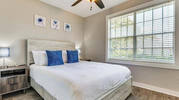 Escritorio, tabla de planchar con plancha y cuna de viaje