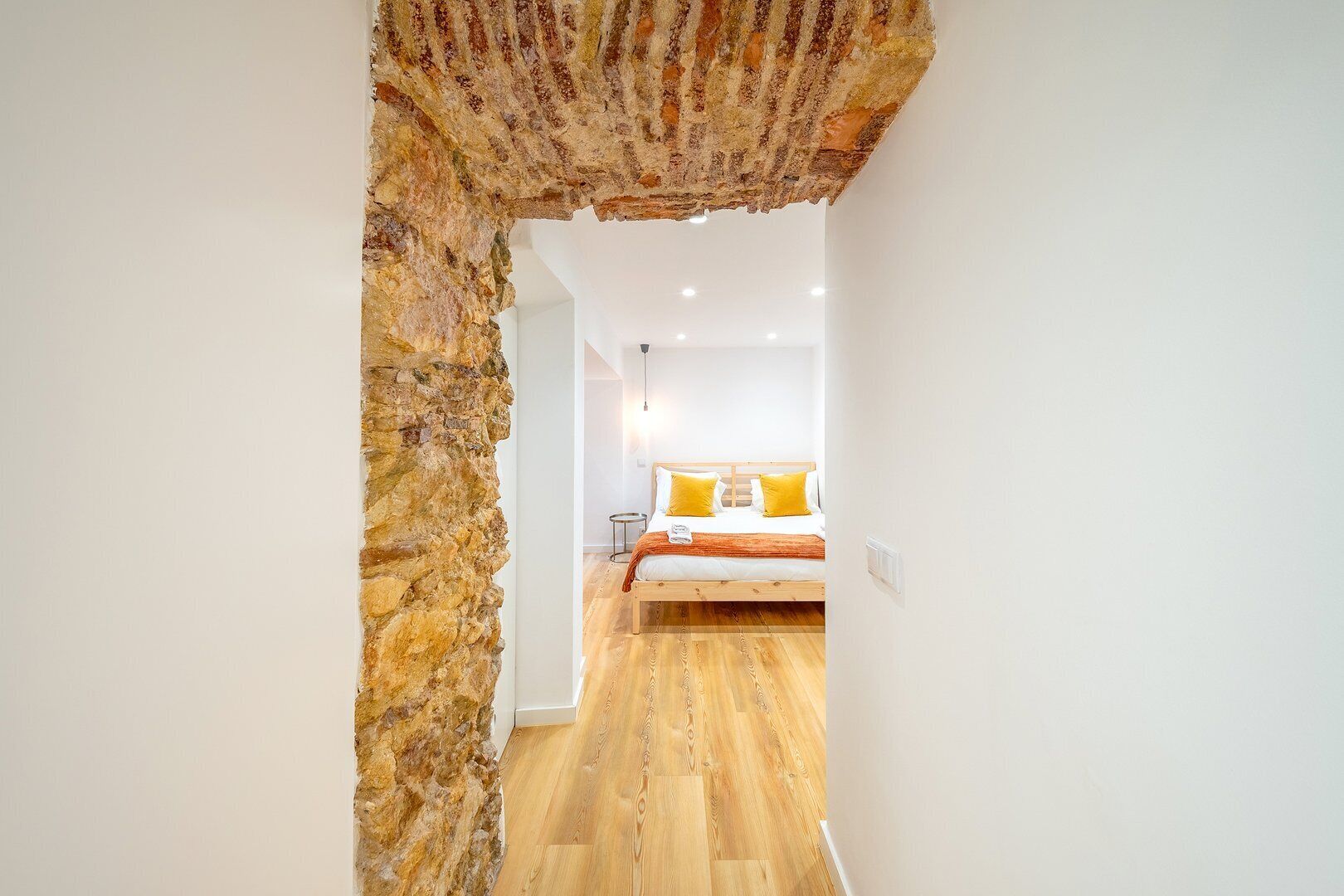 Iron/ironing board, internet, bed sheets