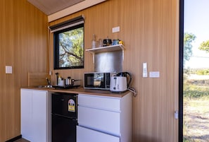 Refrigerador, microondas, parrilla de estufa y tetera eléctrica 