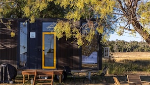 Outdoor dining - Auburn Vale Cottage by Tiny Away (Quirindi)