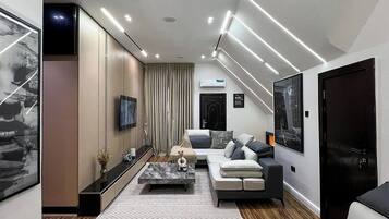 Deluxe kamer, balkon, uitzicht op stad | Woonruimte