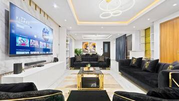 Deluxe kamer, balkon, uitzicht op stad | Woonruimte