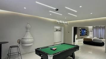 Deluxe-Zimmer, Balkon, Stadtblick | Spielezimmer