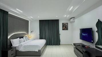 Rom – deluxe, balkong, byutsikt | Skrivebord, skrivebord for bærbar PC, blendingsgardiner og lydisolert