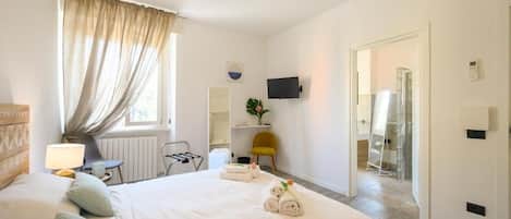 Deluxe Double Room, Non Smoking, Courtyard View