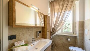 Deluxe-Doppelzimmer, Nichtraucher, Blick auf den Innenhof | Badezimmer