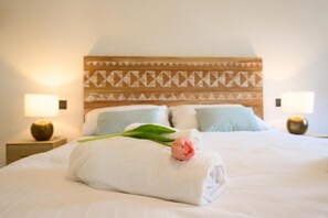 Chambre Double Deluxe, non-fumeurs, vue cour intérieure | Espace de travail pour ordinateur portable, Wi-Fi gratuit