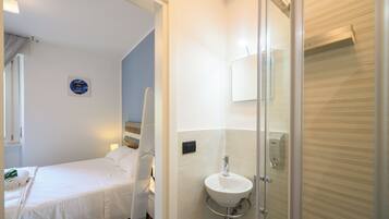 Habitación doble económica, para no fumadores, vista al patio | Baño | Regadera, secadora de cabello, toallas, jabón