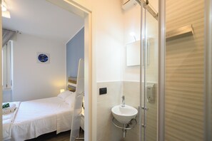 Economy Double Room, Non Smoking, Courtyard View | Bathroom | Shower, hair dryer, towels, soap - Casa Porta Nuova Verona (Verona)