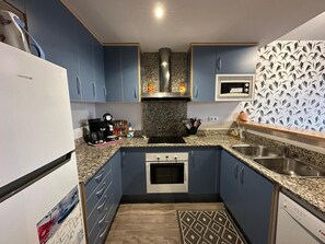 Fridge, microwave, oven, dishwasher - Lovely flat with communal swimming pool AV-89 (Roses)